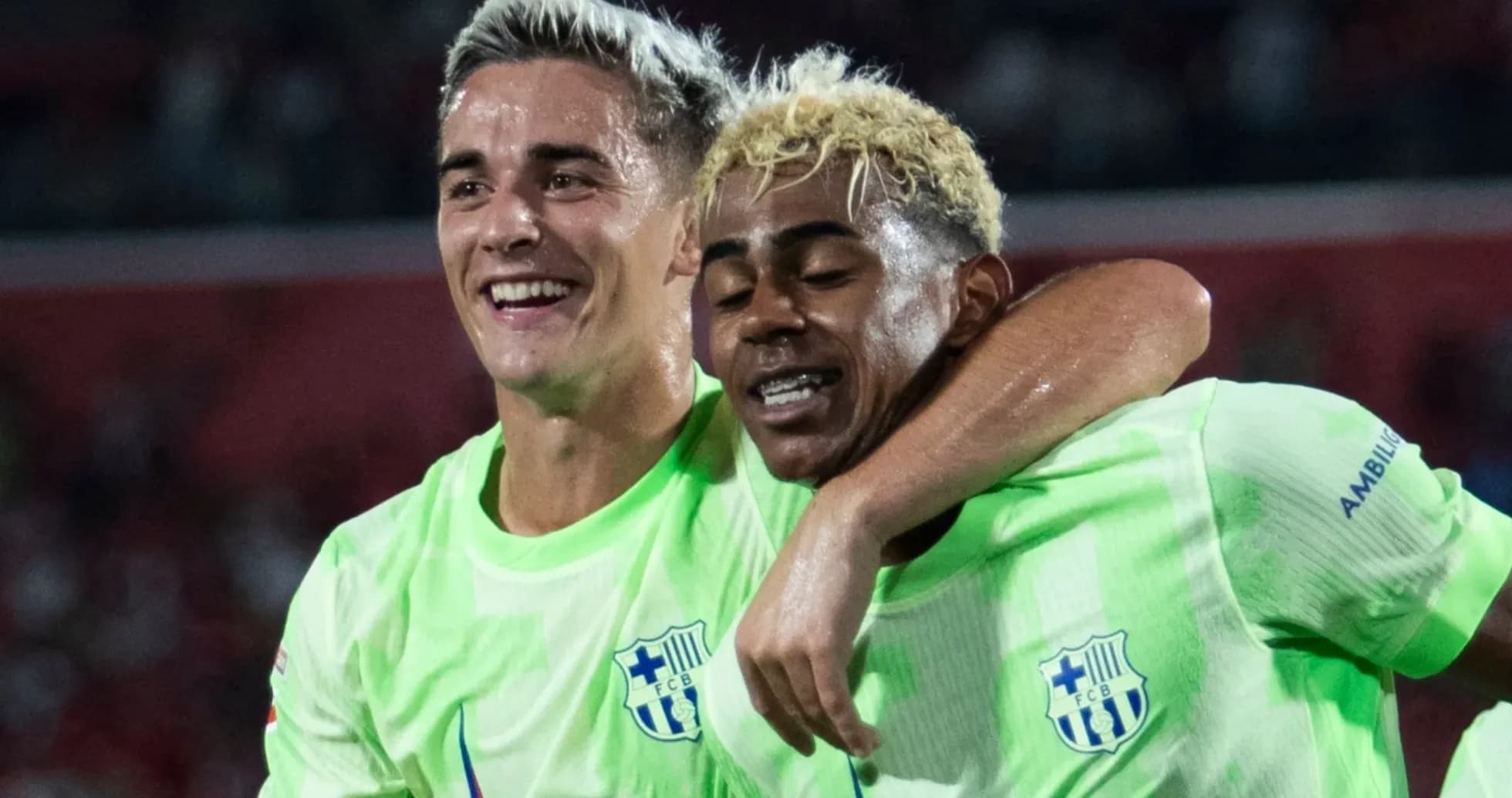 Jugadores celebrando en el campo con camisetas verdes