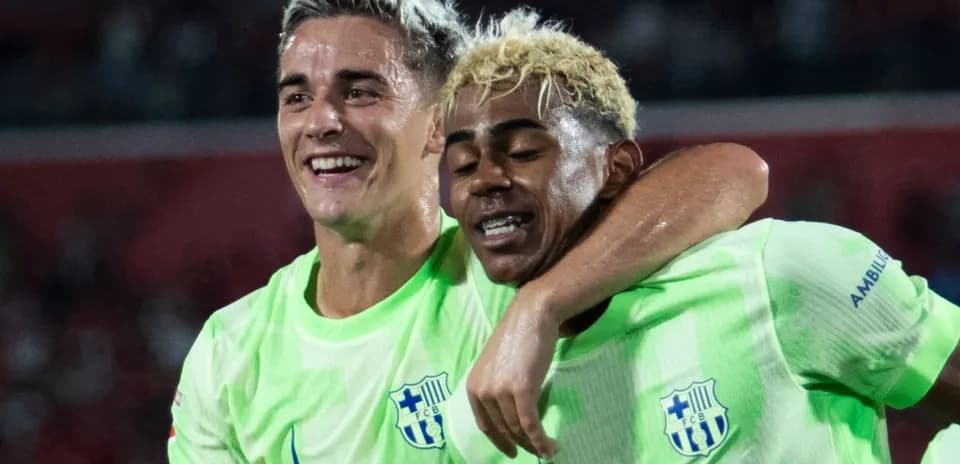 Jugadores celebrando en el campo con camisetas verdes