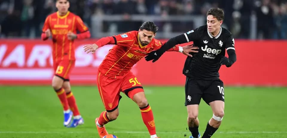 Jugador de Lecce compitiendo por el balón