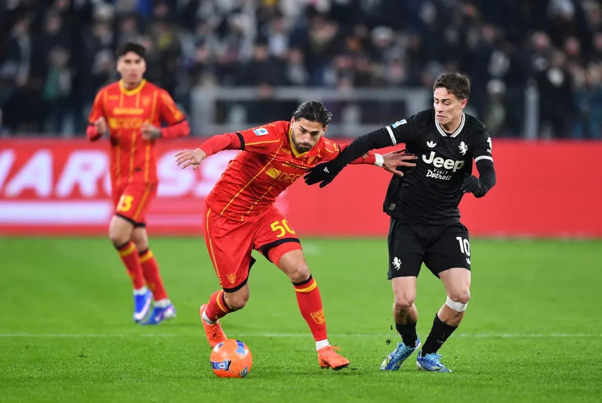 Jugador de Lecce compitiendo por el balón