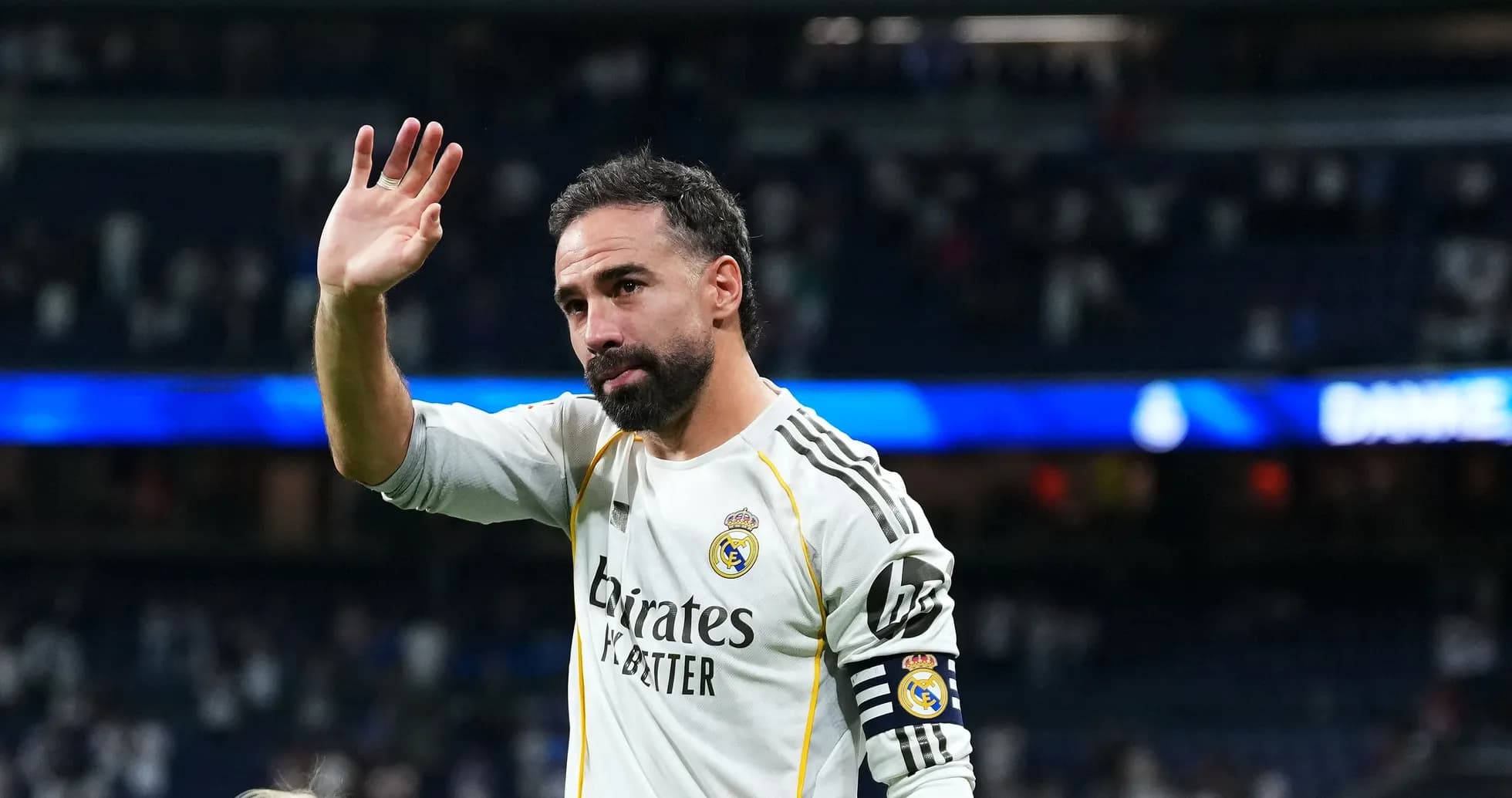 Jugador de Real Madrid saludando a la afición