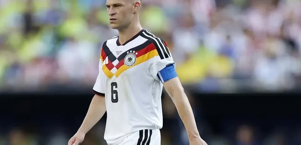 Jugador alemán con brazalete de capitán en el campo