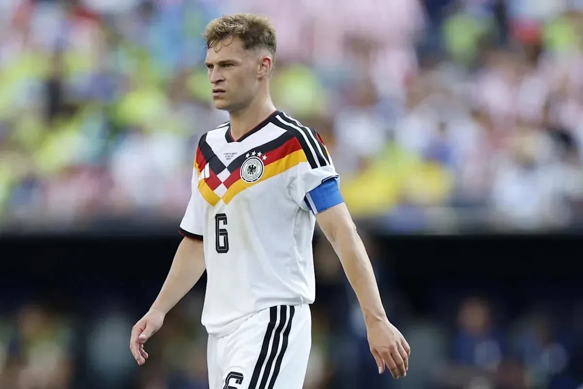Jugador alemán con brazalete de capitán en el campo