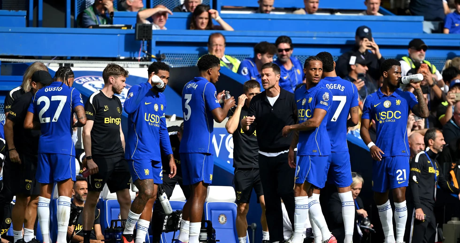 Jugadores de Chelsea en la banca durante el partido