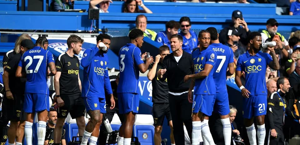 Jugadores de Chelsea en la banca durante el partido