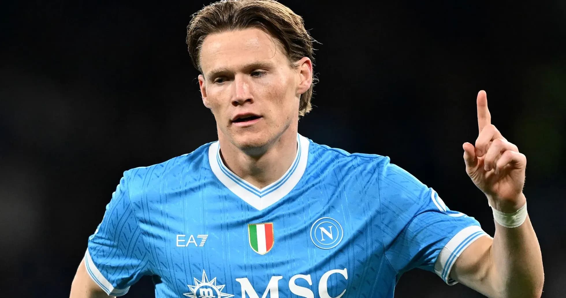 Jugador del Napoli señalando durante el partido