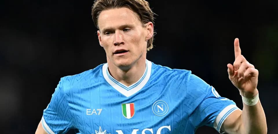 Jugador del Napoli señalando durante el partido