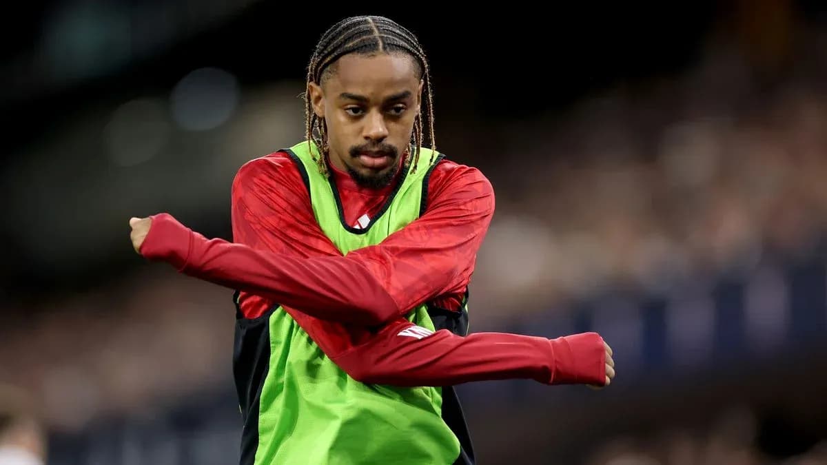 Jugador calentando antes del partido en el banquillo