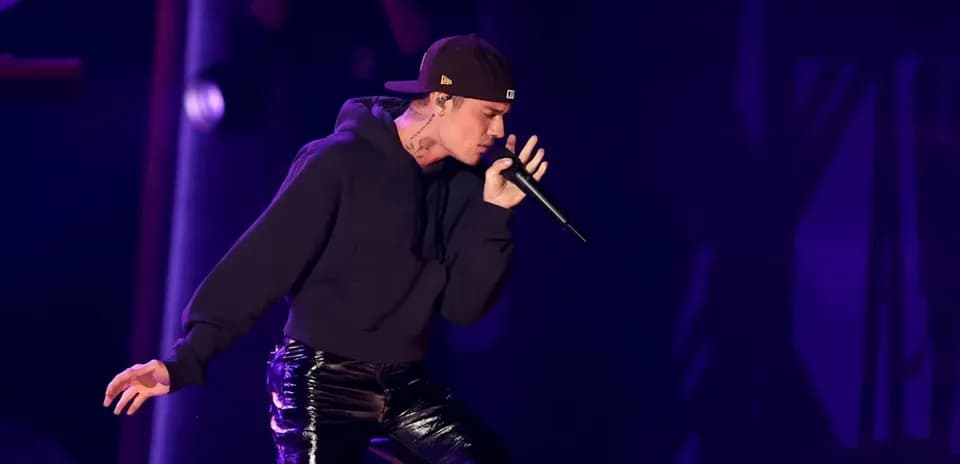 Cantante actuando en un escenario con micrófono