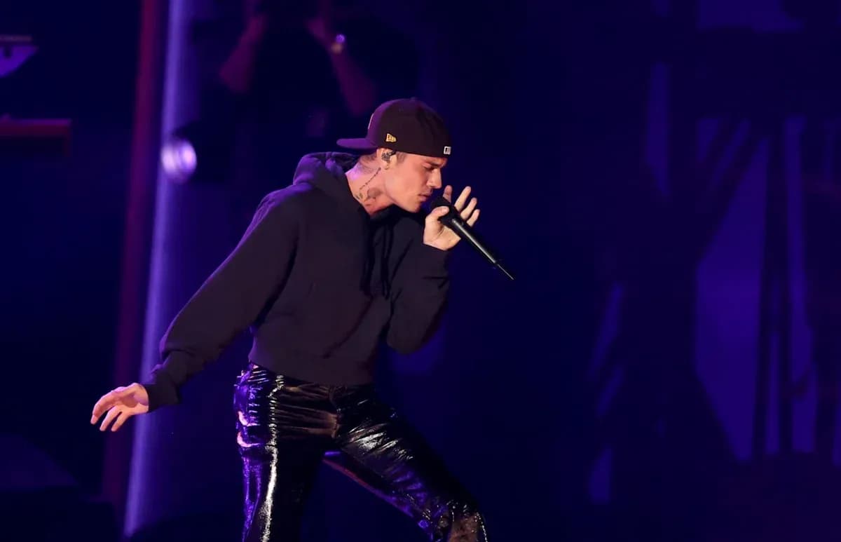 Cantante actuando en un escenario con micrófono