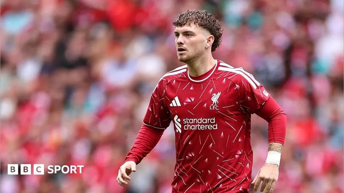 Jugador de Liverpool en el campo durante un partido