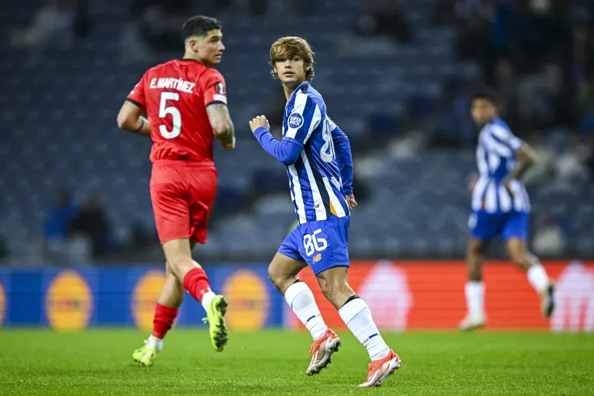 Jugador con balón en partido de fútbol