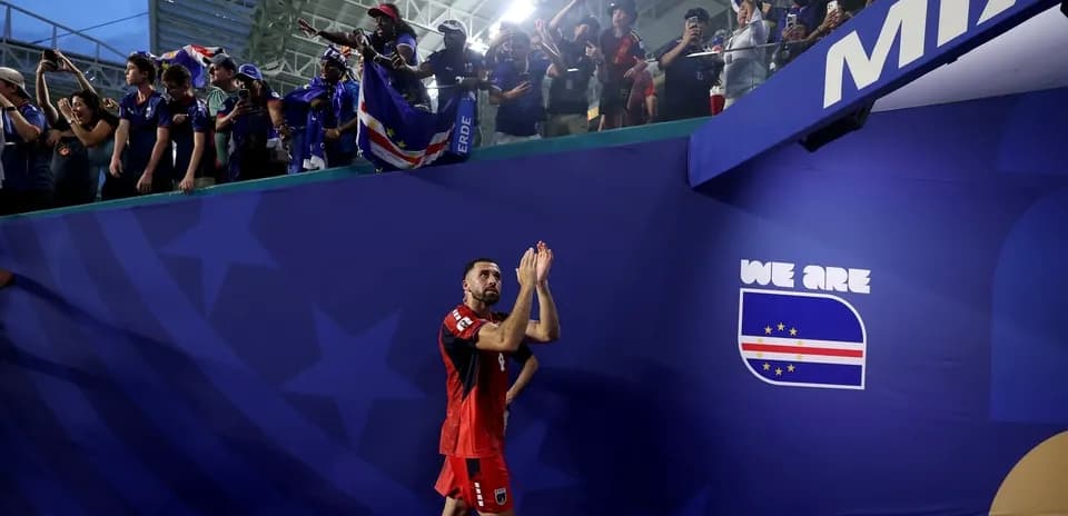 Jugador saludando a la afición tras el partido