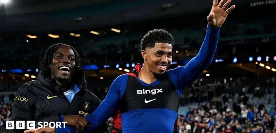 Jugadores celebrando en el estadio después del partido