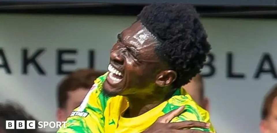Jugador celebrando un gol con brazos extendidos