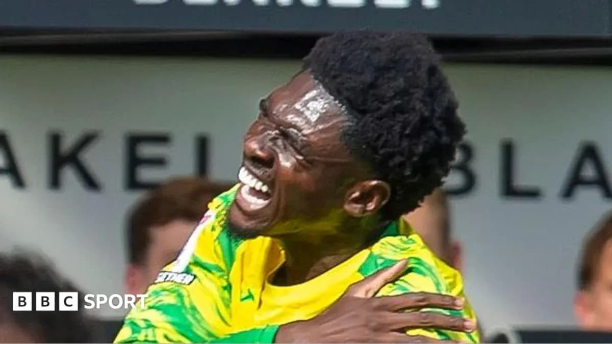 Jugador celebrando un gol con brazos extendidos