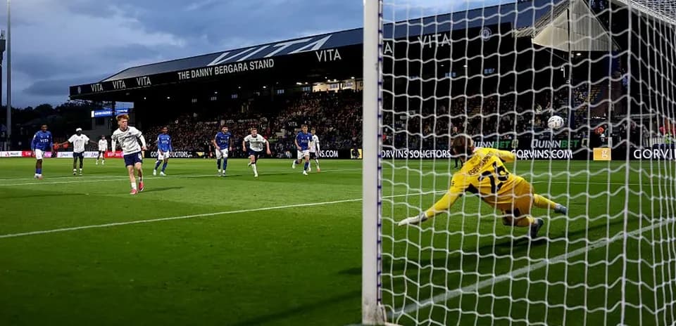 Jugador lanzando un penalti durante el partido