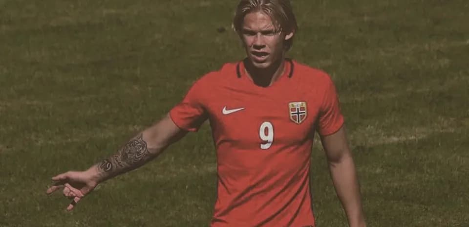 Jugador noruego señalando en el campo de fútbol