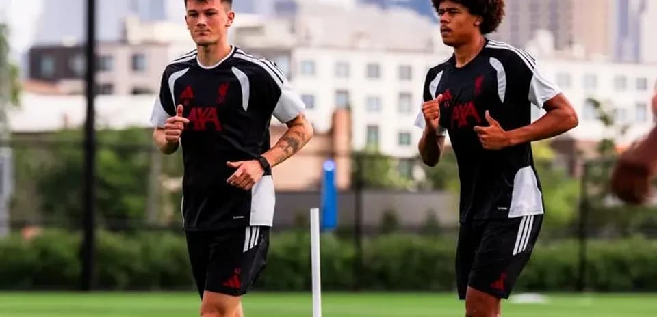 Jugadores de Liverpool corriendo en sesión de entrenamiento