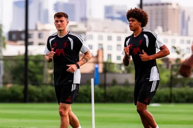 Jugadores de Liverpool corriendo en sesión de entrenamiento