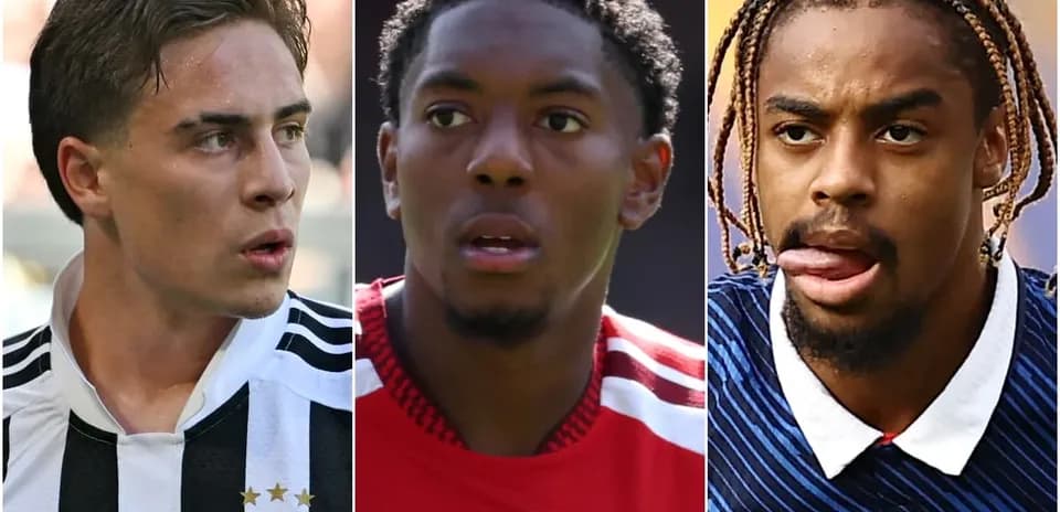 Tres jugadores de fútbol posando en primer plano