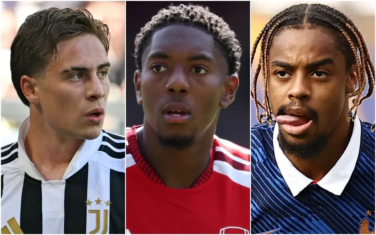 Tres jugadores de fútbol posando en primer plano