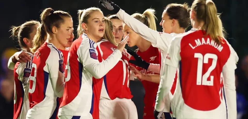 Jugadoras de Arsenal celebrando un gol
