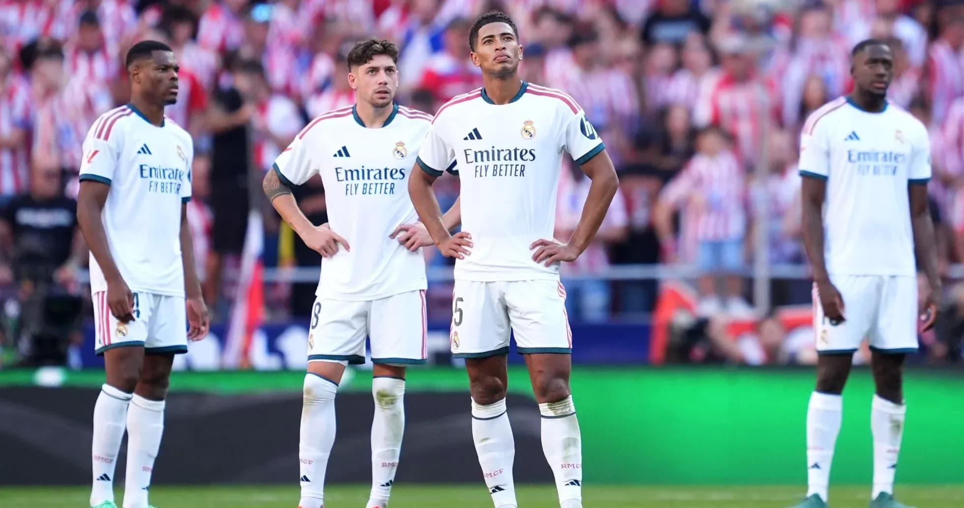 Jugadores del Real Madrid observando el partido