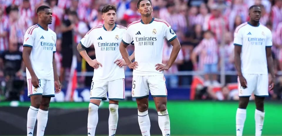 Jugadores del Real Madrid observando el partido
