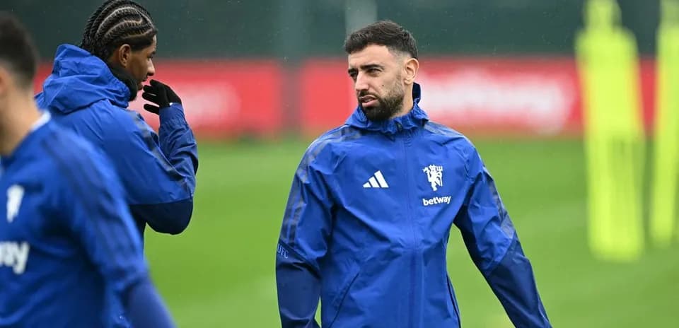 Jugadores conversando durante entrenamiento en campo