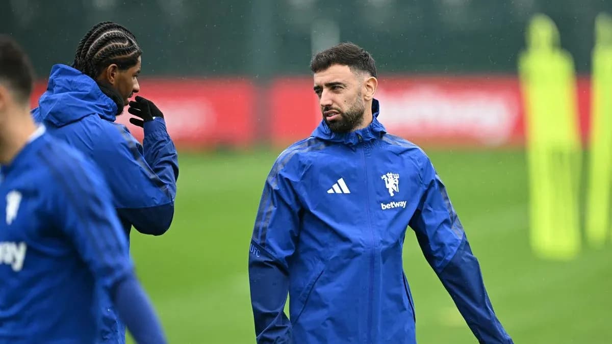 Jugadores conversando durante entrenamiento en campo