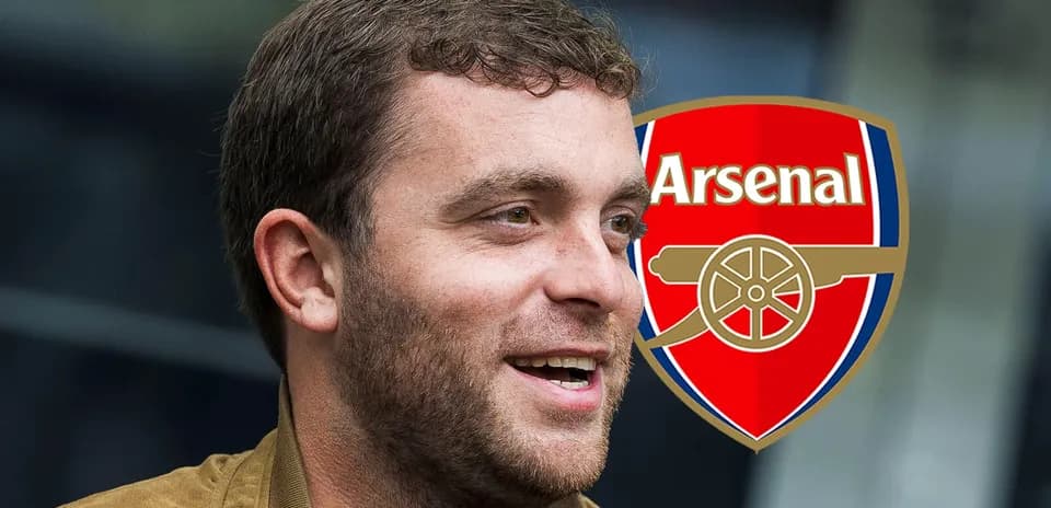 Persona sonriendo junto al escudo de Arsenal