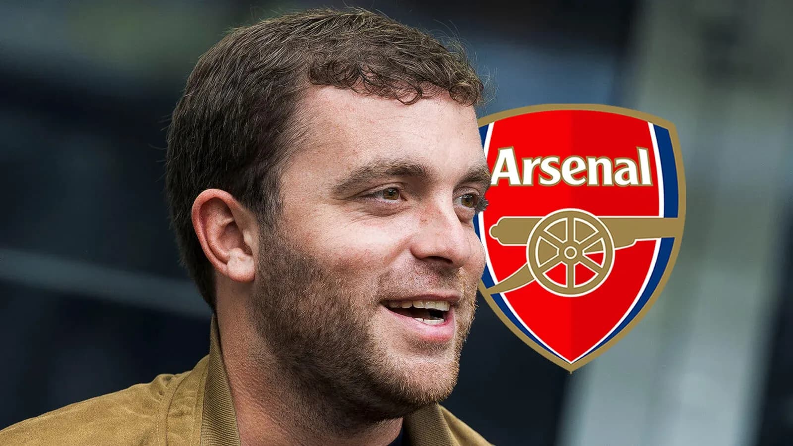 Persona sonriendo junto al escudo de Arsenal