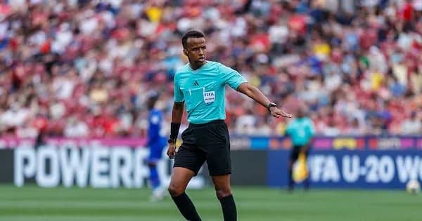 Árbitro señalando una falta durante el partido