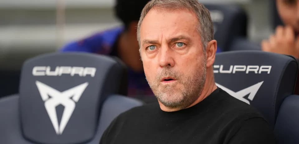 Entrenador sentado en el banquillo durante partido