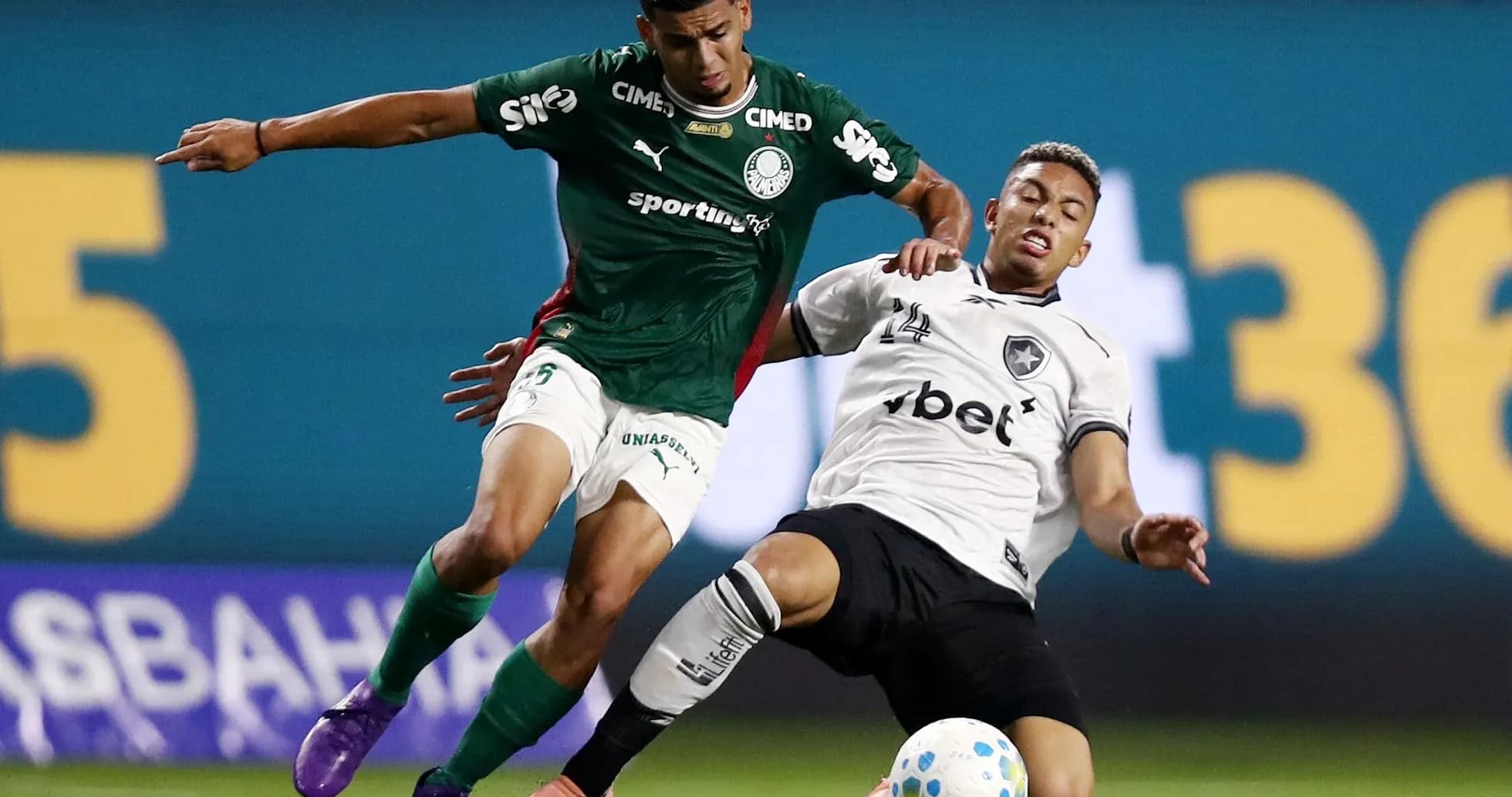Jugador de Palmeiras desafiando a Botafogo