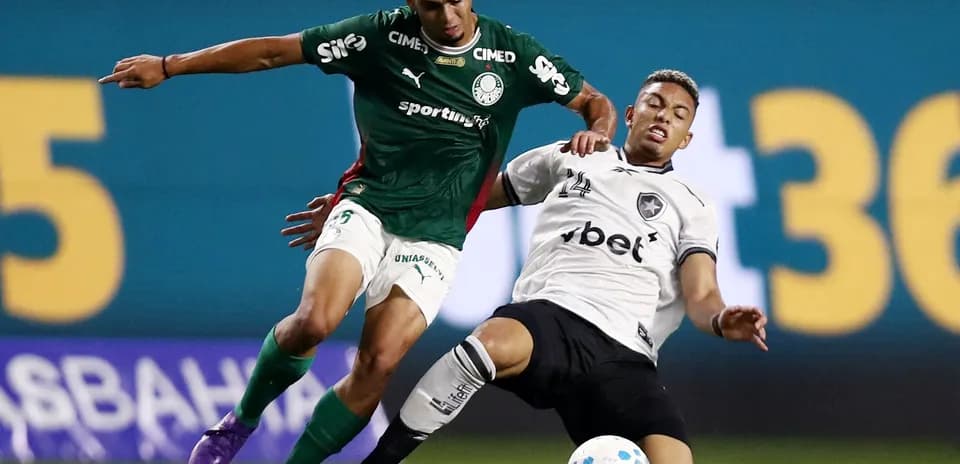 Jugador de Palmeiras desafiando a Botafogo