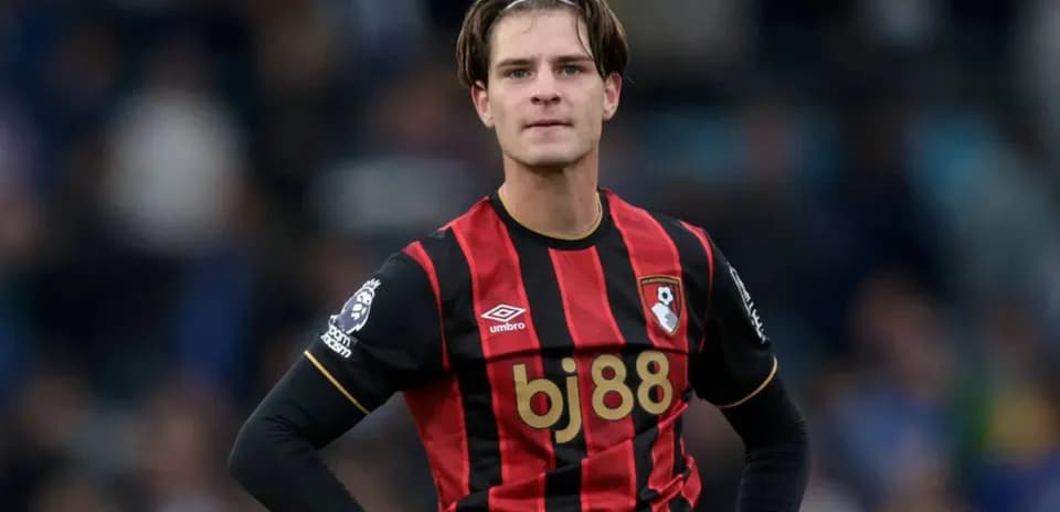 Jugador de Bournemouth en acción durante un partido