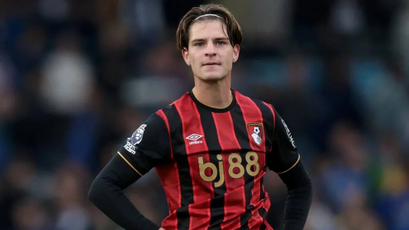 Jugador de Bournemouth en acción durante un partido