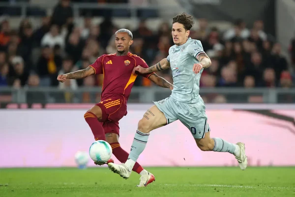 Jugadores de Roma y Lazio compitiendo por el balón