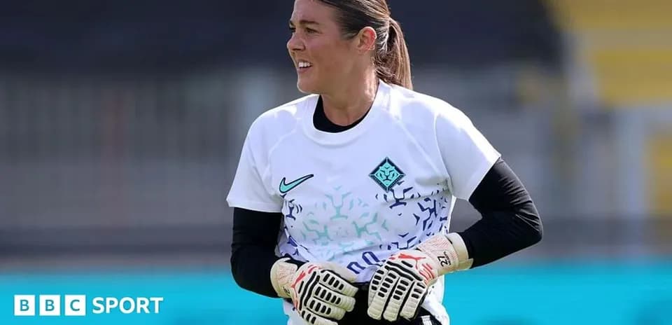 Portera entrenando en campo con guantes