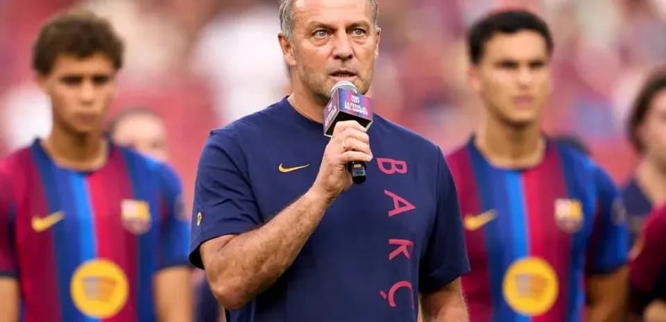 Entrenador hablando en evento con jugadores del FC Barcelona