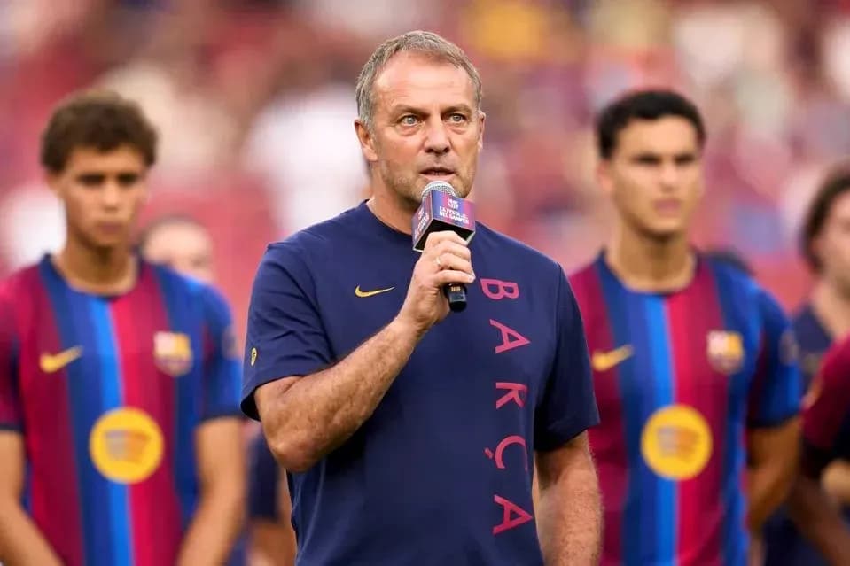 Entrenador hablando en evento con jugadores del FC Barcelona