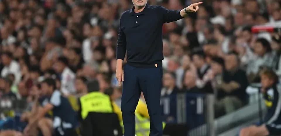 Entrenador dirigiendo desde la línea de banda