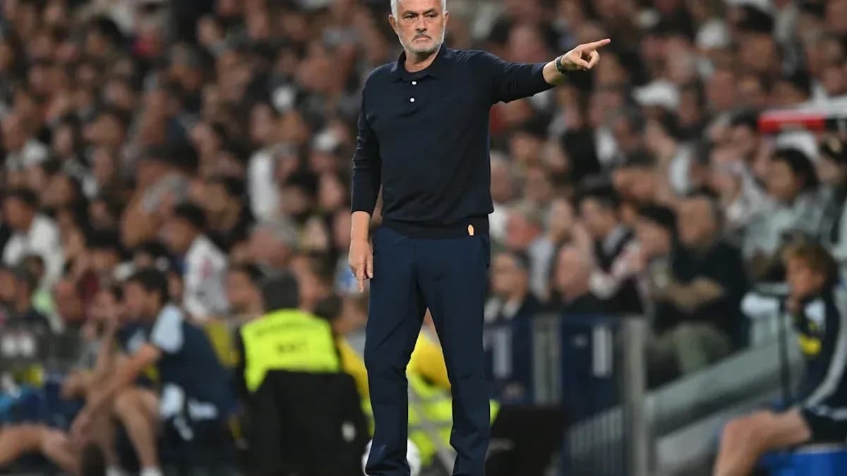 Entrenador dirigiendo desde la línea de banda