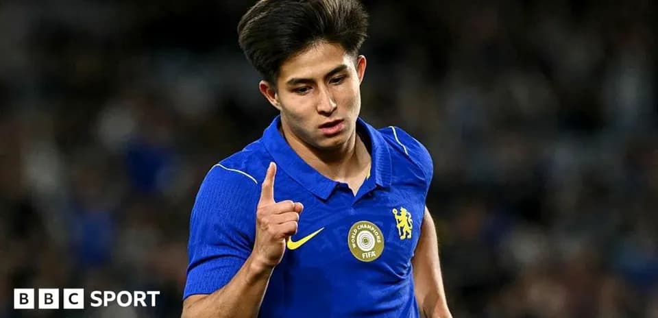 Jugador de Chelsea señalando hacia el público