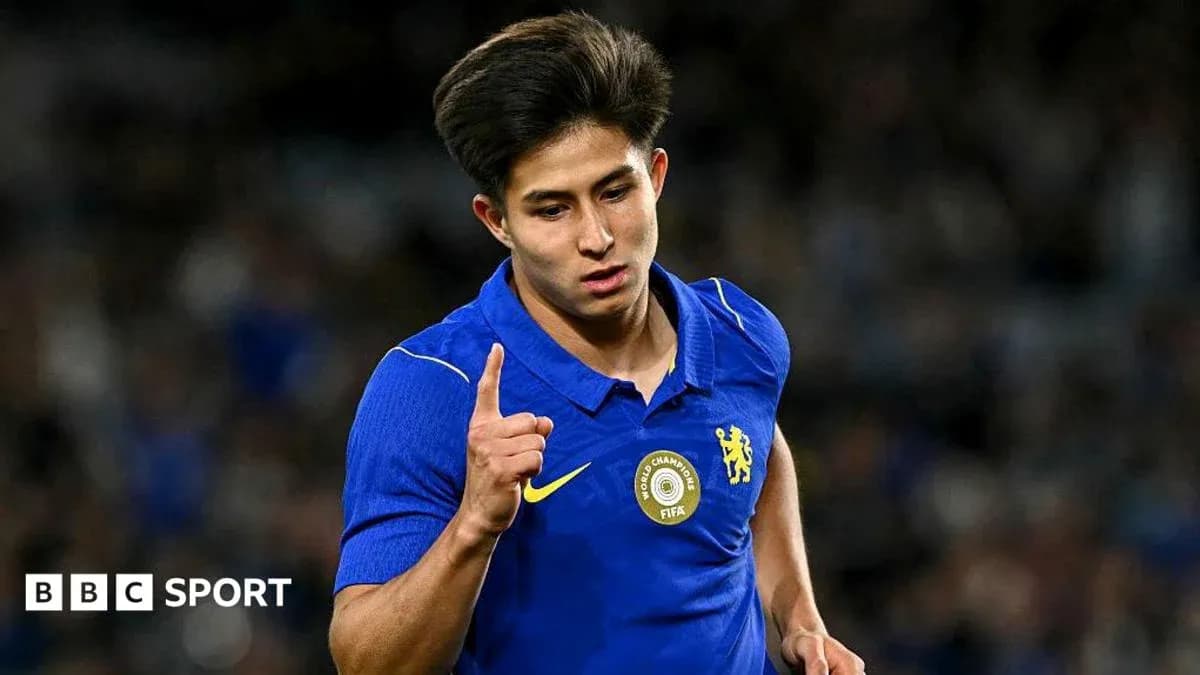 Jugador de Chelsea señalando hacia el público