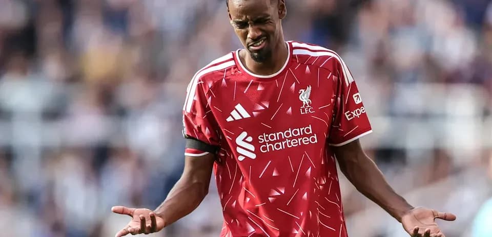 Jugador de Liverpool en acción durante un partido