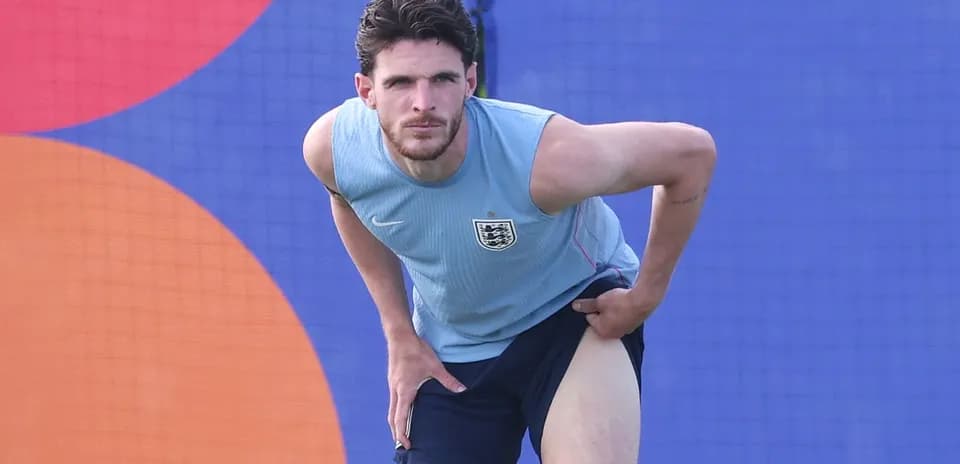 Jugador de Inglaterra ajustando su pantalón durante entrenamiento