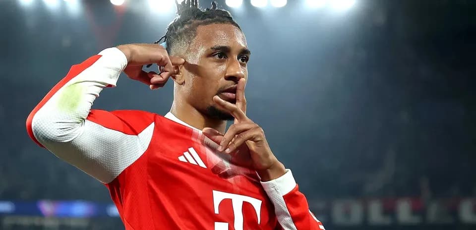 Jugador de Bayern Múnich celebrando con gesto de silencio